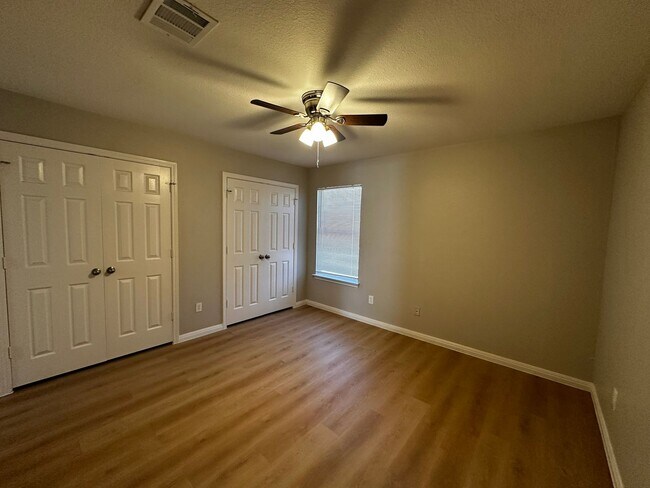 Building Photo - Ginder Properties2 (2906 Kestrel Dr)