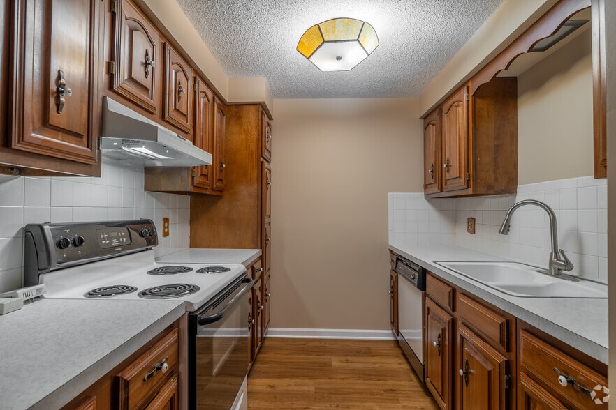 1BR, 1BA - 800-850SF - Kitchen - 1616 South Main Street - No Pets