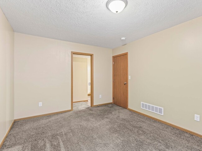 Building Photo - Beautiful Finishes in Newer Neighborhood