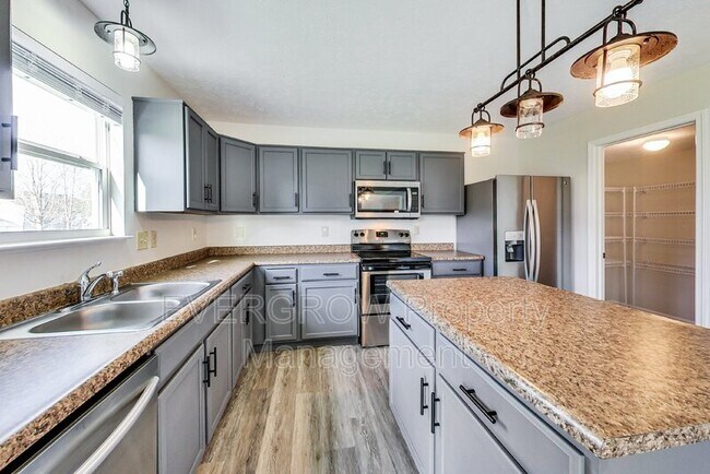Building Photo - 839 Stonehurst Dr