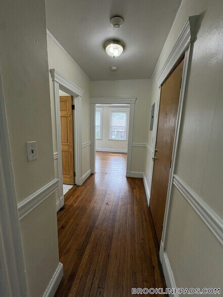 Building Photo - 352 Riverway