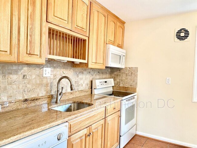 Building Photo - 5514 Chillum Pl NE