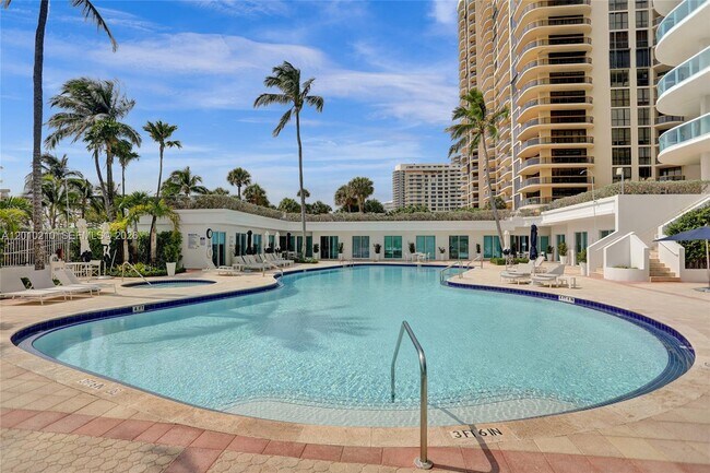 Building Photo - 10101 Collins Ave