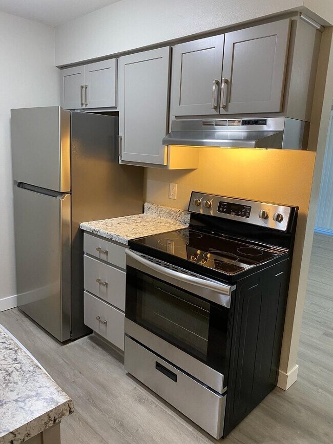 Building Photo - Newly Remodeled 2-Bedroom Apartment in Ore...