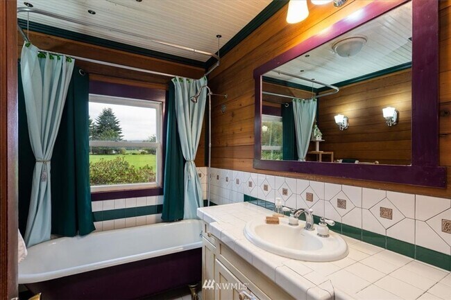 Building Photo - 3 Bedroom 1800 sq ft Cute Farm House with ...