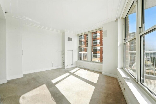 Building Photo - 1125 Maxwell Ln