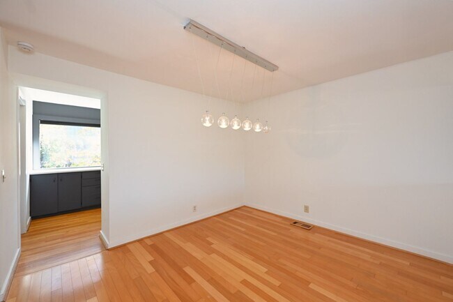 Building Photo - **PERFECTLY SITUATED TOWNHOME IN GREEN HIL...