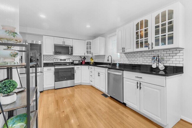 Building Photo - Beautifully Updated End-Unit Townhome in P...