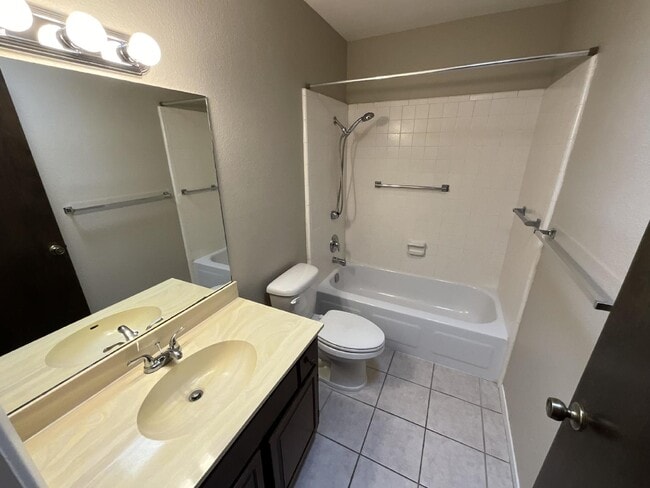 Building Photo - 3229 S Fairfield Dr