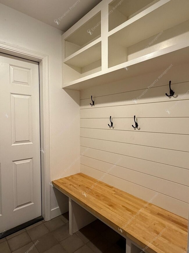 Building Photo - Find a piece of serenity in Historic Old Bend! (Unfurnished)