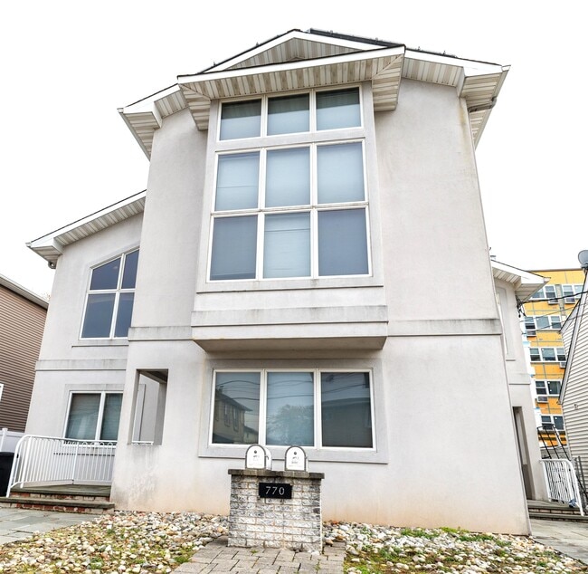 Building Photo - 770 6th St