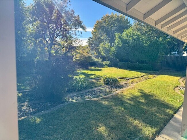 Building Photo - Home in Country Heights with Landscaping i...