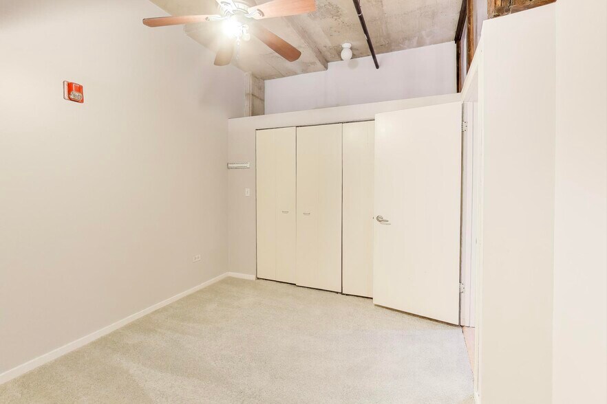 Building Photo - 933 W Van Buren St