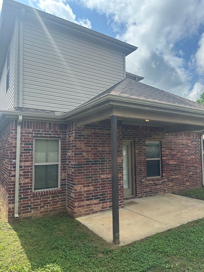 Building Photo - Available for Immediate Move-in!  3 Bedroom, 2 Bathroom, Two-Story Fayetteville Home