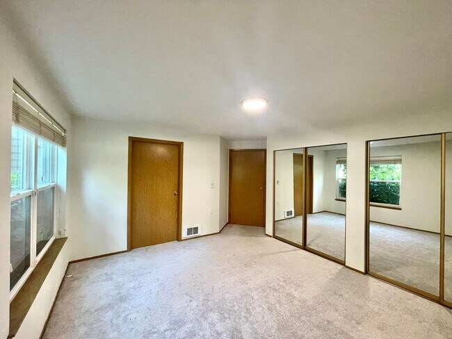 Building Photo - Kirkland 2BR Condo for Rent