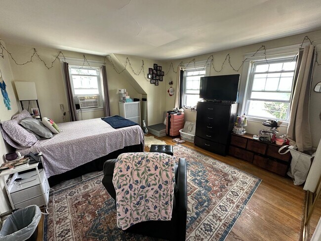 Building Photo - 3 Bed/1.5 Bath - Backyard - Off-Street Parking - Oak Square