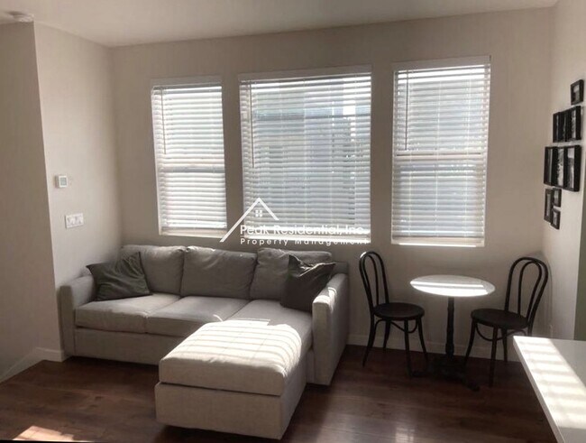 Building Photo - Beautifully Updated 1bd/1ba Land Park Area Condo with 1 Car Garage!