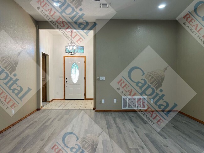 Building Photo - Charming 3 Bedroom