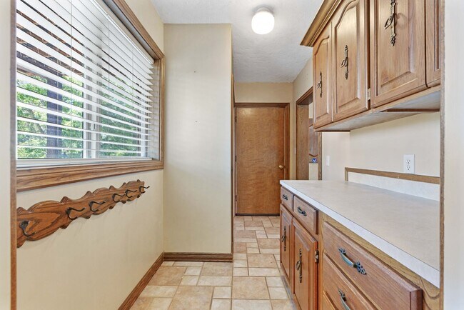 Building Photo - 4 BED 2.5 BATH HOME IN REXBURG