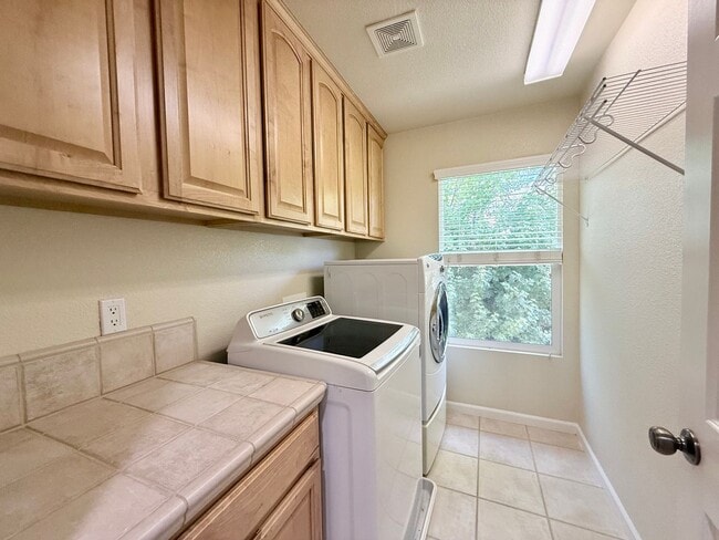Building Photo - 5-Bed Gated Family Oasis | Prime Location & Backyard Space