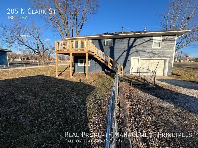 Building Photo - 205 N Clark St