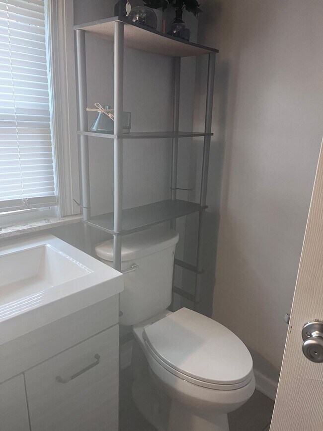 Building Photo - 2 bed, 1 Bath