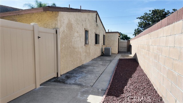 Building Photo - 4440 Stewart Ave