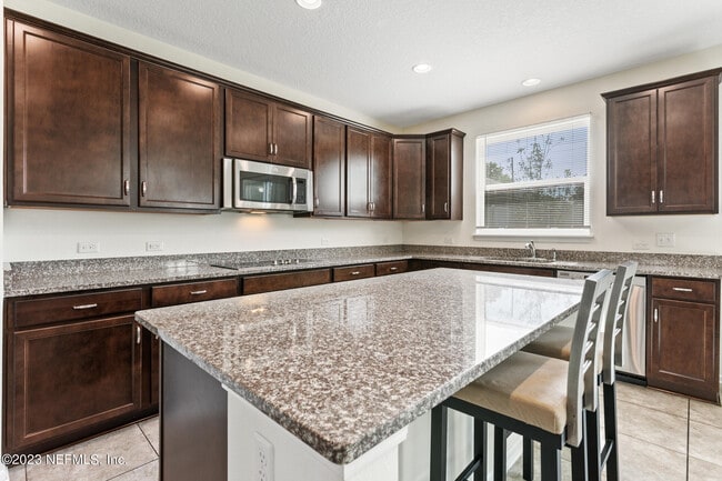 Building Photo - 3315 Ridgeview Dr