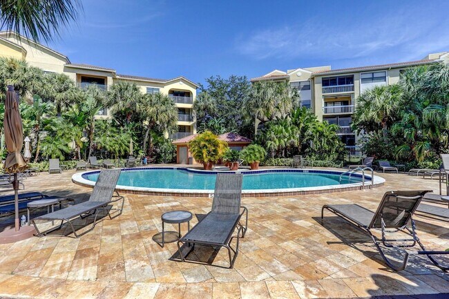 Building Photo - 400 Uno Lago Dr