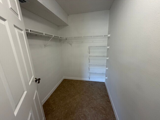 Building Photo - ANNUAL RENTAL - 1 BED / 1 BATH AT OASIS