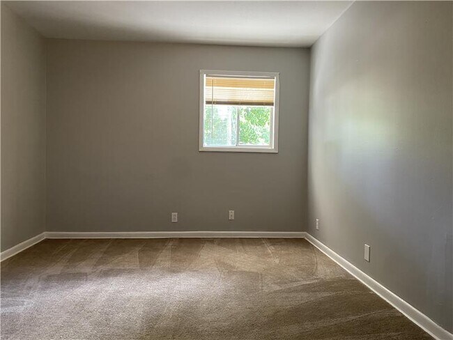 Building Photo - 4077 Pine Valley Rd