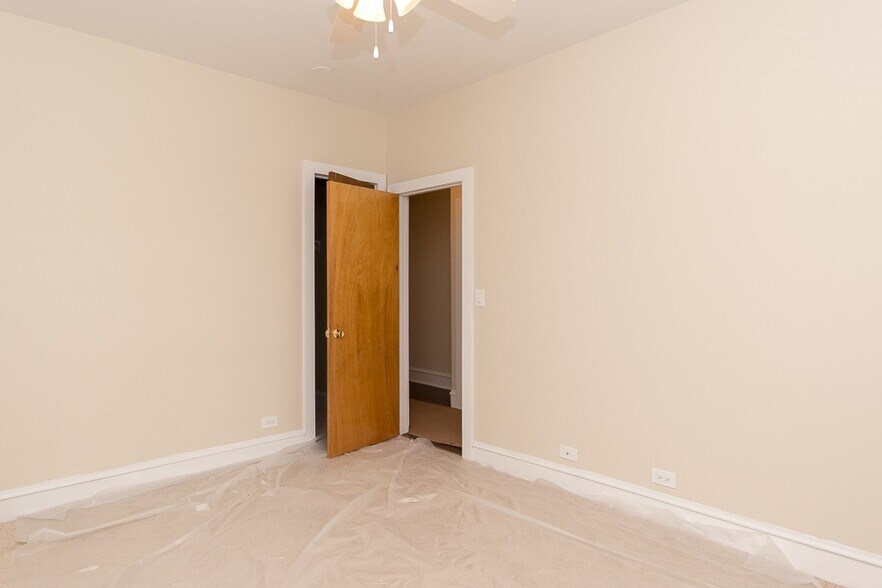 Building Photo - 1360 E 52nd St