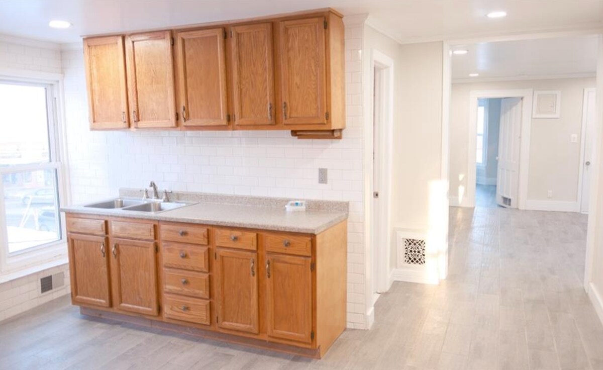 Building Photo - 508 Albany St