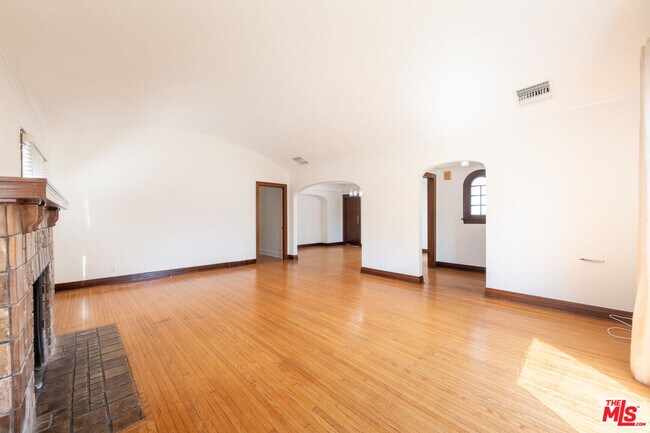 Building Photo - 319 S Orange Dr