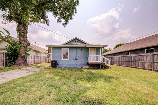 Building Photo - Clean, Crisp, Open Concept 3/2 Near TU