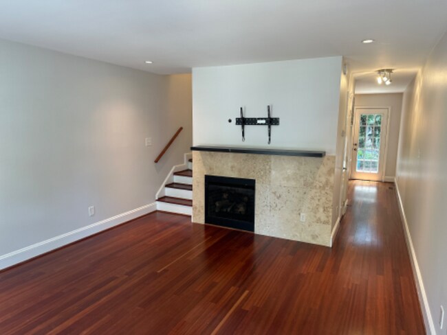 Building Photo - 2528 Noble Rd