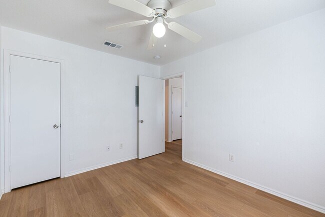 Building Photo - 5904 Greengate Dr