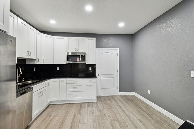 Building Photo - 6810 N Navin Ave