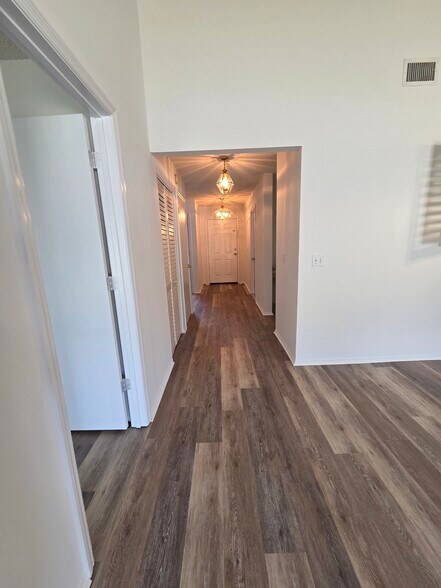 Building Photo - 1632 Tudor Ln