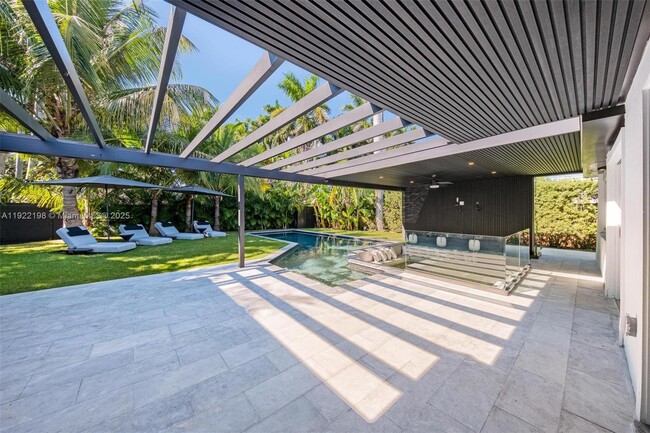 Building Photo - 10618 NE 11th Ct