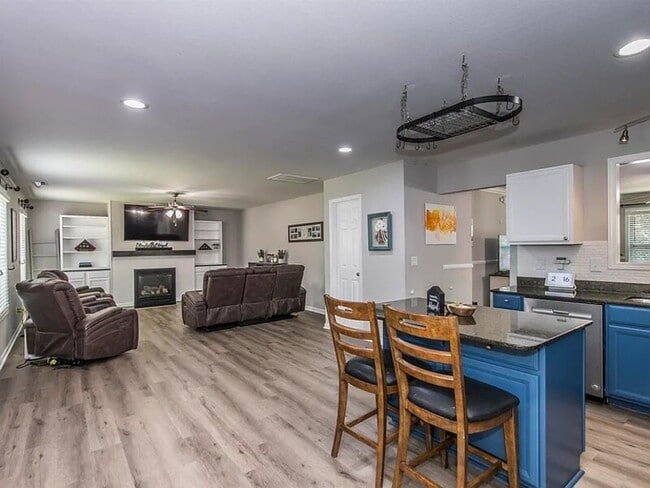 Building Photo - 450 Laurel Mist Ln