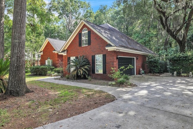 Building Photo - Stunning all-brick home on a large wooded lot