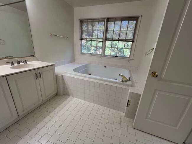 Building Photo - 3025 Windy Knoll Ct