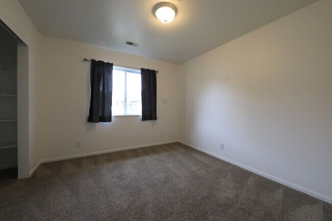 Building Photo - Spacious 3/2 in quiet neighborhood