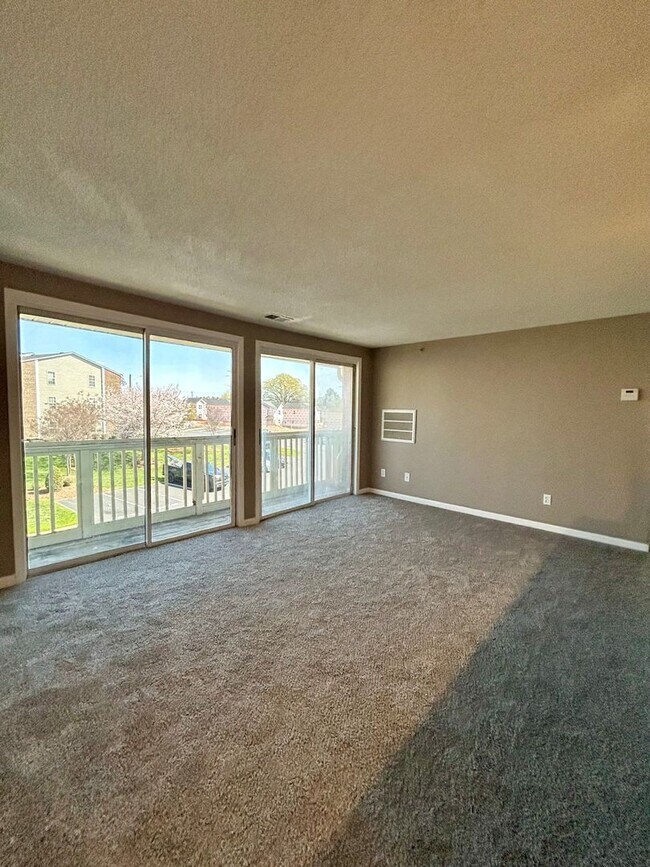 Building Photo - University Spacious 3rd floor Condo