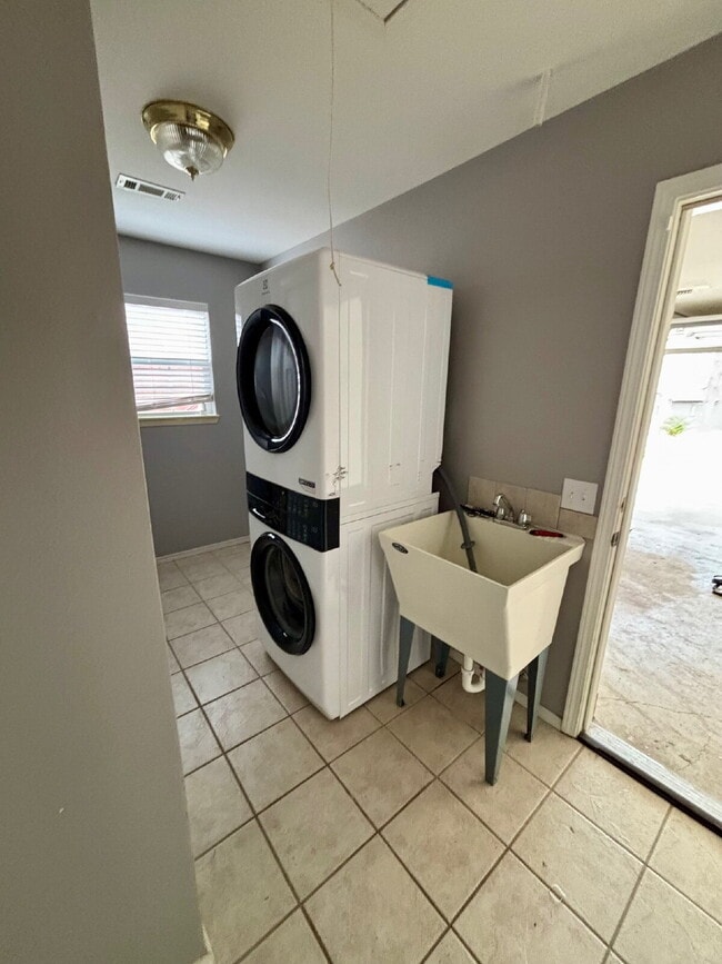 Building Photo - Charming 2-Bedroom in Bella Vista with Large Fenced Backyard!