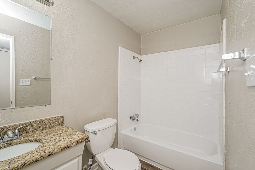 Building Photo - 4141 Yellowleaf Dr