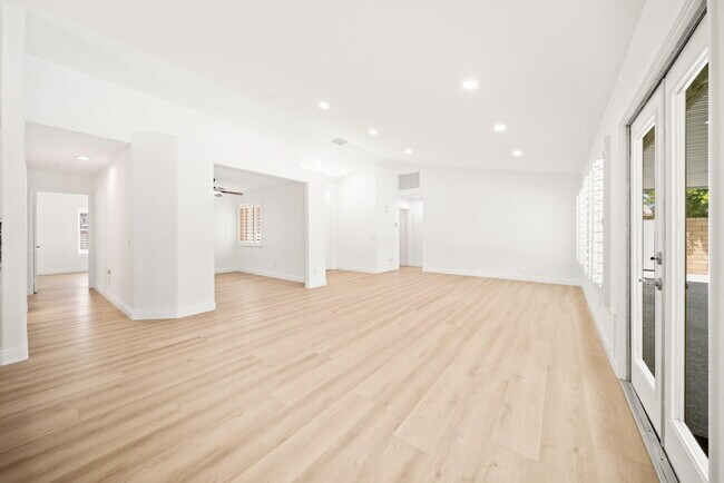 Building Photo - 37762 Drexell Dr