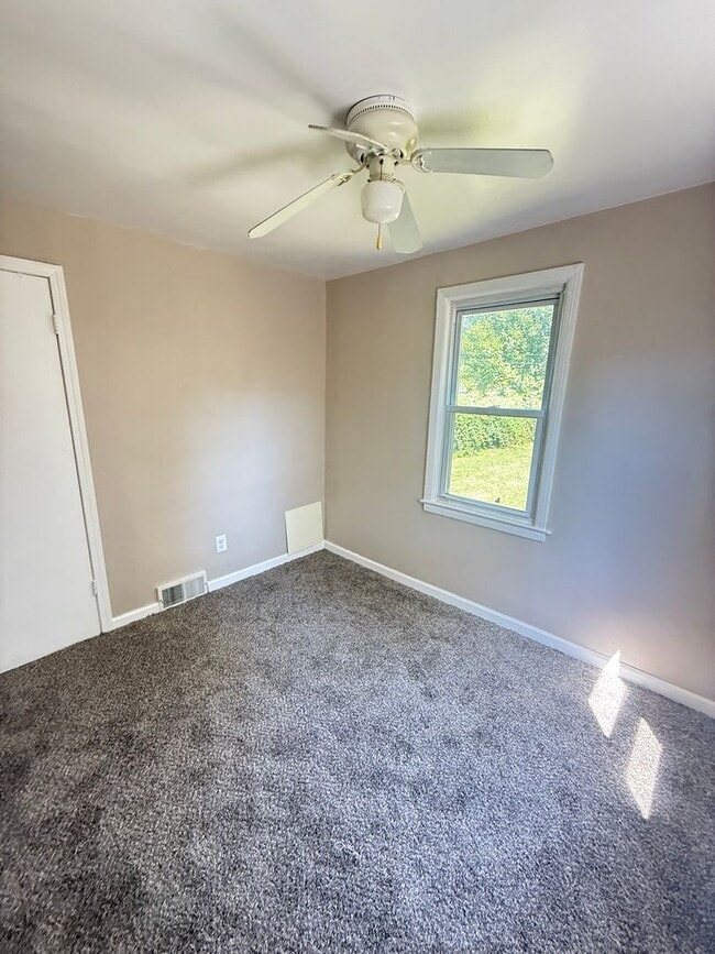 Building Photo - 3 BEDROOM HOME IN WARREN