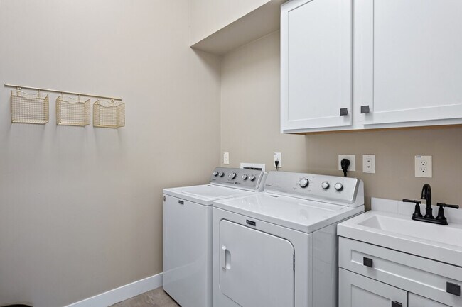 Building Photo - 1913 E Rosemary Dr